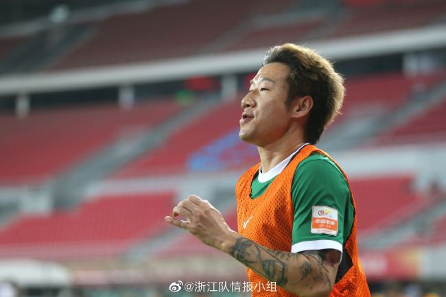 不知火舞和三个小男孩在公园